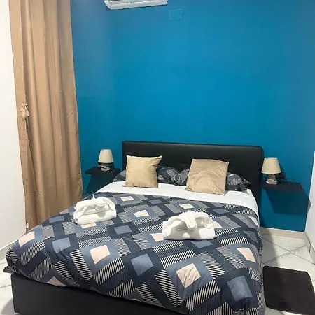 Partenope Chiaia & Room's بيت ضيافة نابولي