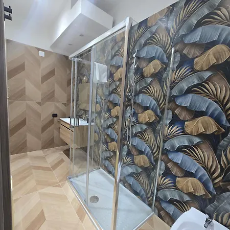 Partenope Chiaia & Room's بيت ضيافة 4*