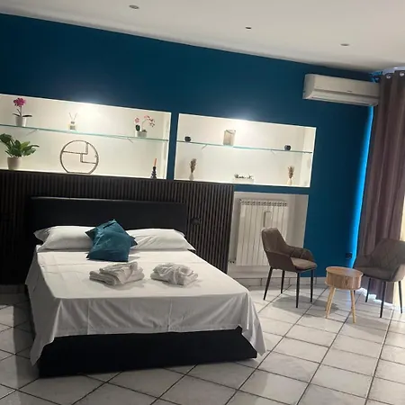 Partenope Chiaia & Room's بيت ضيافة 4*