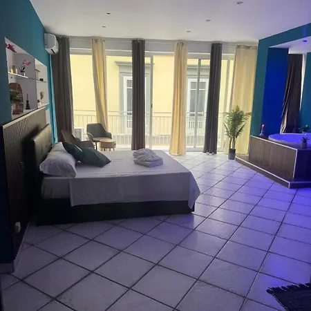 Partenope Chiaia & Room's بيت ضيافة نابولي