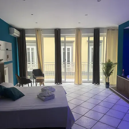 Partenope Chiaia & Room's 4*
